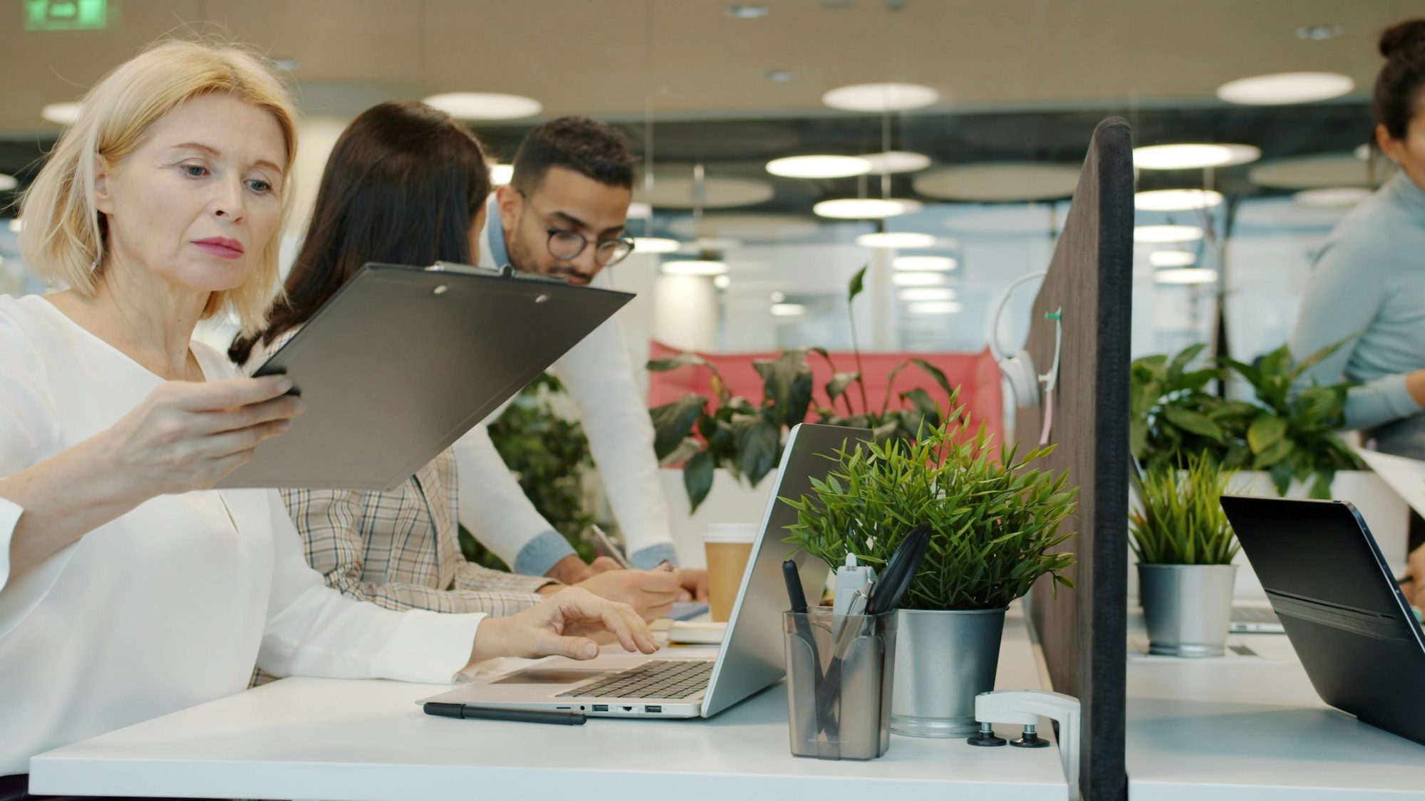 Equipe multidisciplinar colaborando em escritório moderno